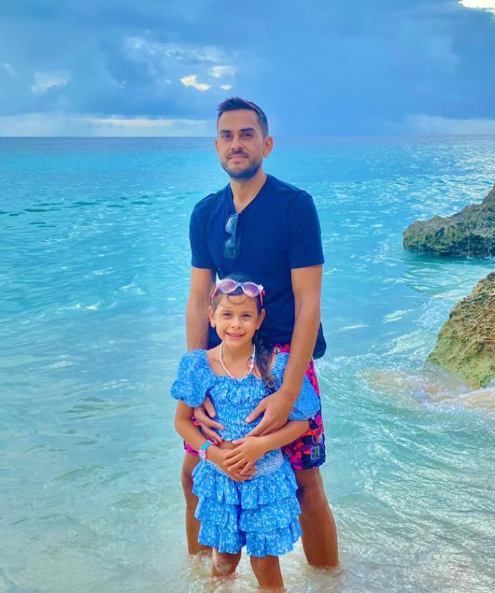 Angelique en la playa con su papá